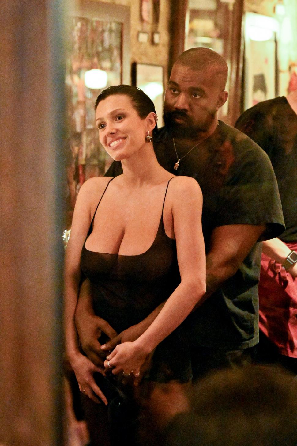 Kanye West a postat o imagine cu Bianca Censori complet dezbrăcată pentru a-și promova un film: Sunt mândru de soția mea 954297