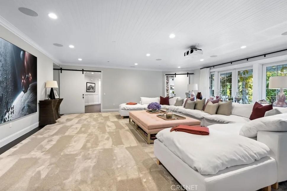 Primele imagini cu casa pe care tocmai și-a cumpărat-o Jennifer Lopez. Domeniul de lux i-a aparținut lui Sylvester Stallone 954123