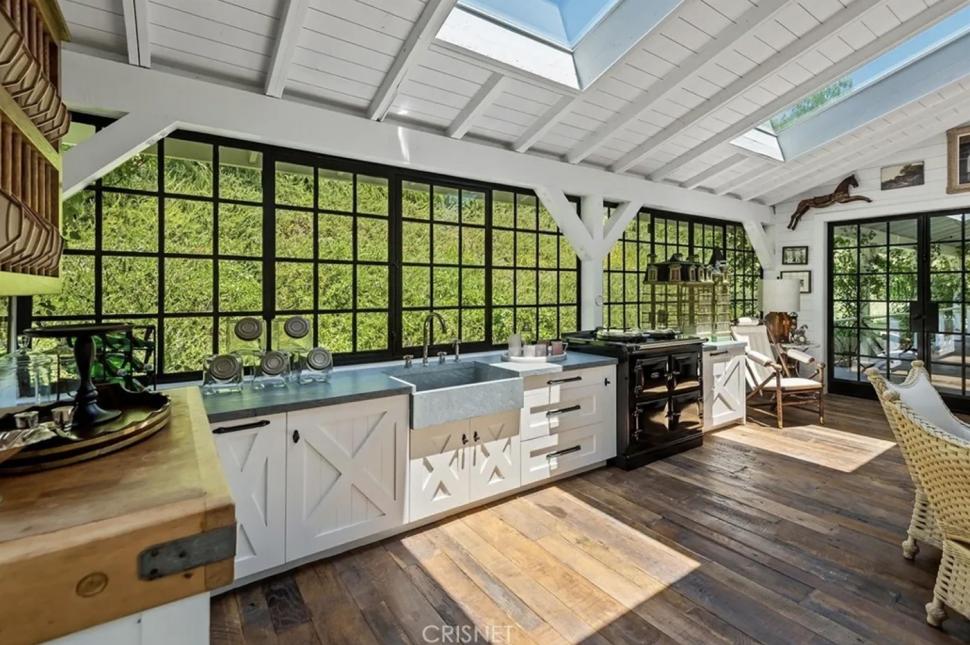 Primele imagini cu casa pe care tocmai și-a cumpărat-o Jennifer Lopez. Domeniul de lux i-a aparținut lui Sylvester Stallone 954132