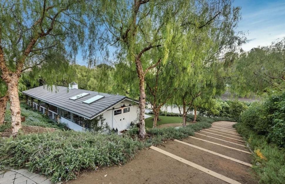 Primele imagini cu casa pe care tocmai și-a cumpărat-o Jennifer Lopez. Domeniul de lux i-a aparținut lui Sylvester Stallone 954134