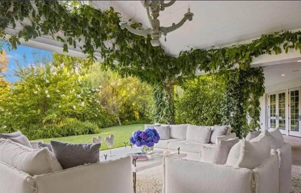 Primele imagini cu casa pe care tocmai și-a cumpărat-o Jennifer Lopez. Domeniul de lux i-a aparținut lui Sylvester Stallone 954141