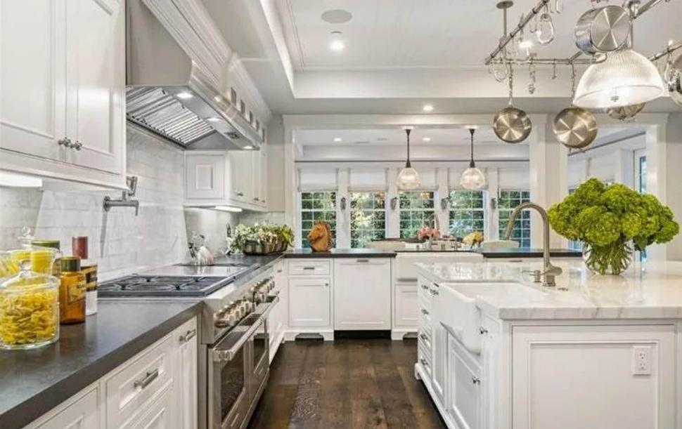 Primele imagini cu casa pe care tocmai și-a cumpărat-o Jennifer Lopez. Domeniul de lux i-a aparținut lui Sylvester Stallone 954142