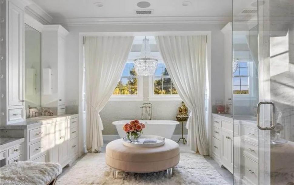 Primele imagini cu casa pe care tocmai și-a cumpărat-o Jennifer Lopez. Domeniul de lux i-a aparținut lui Sylvester Stallone 954151