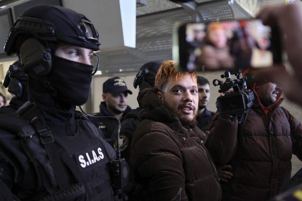 Teroristul Mohamed Amra a fost extrădat în Franța. Acesta a fost escortat la aeroportul Otopeni de trupele speciale 954307