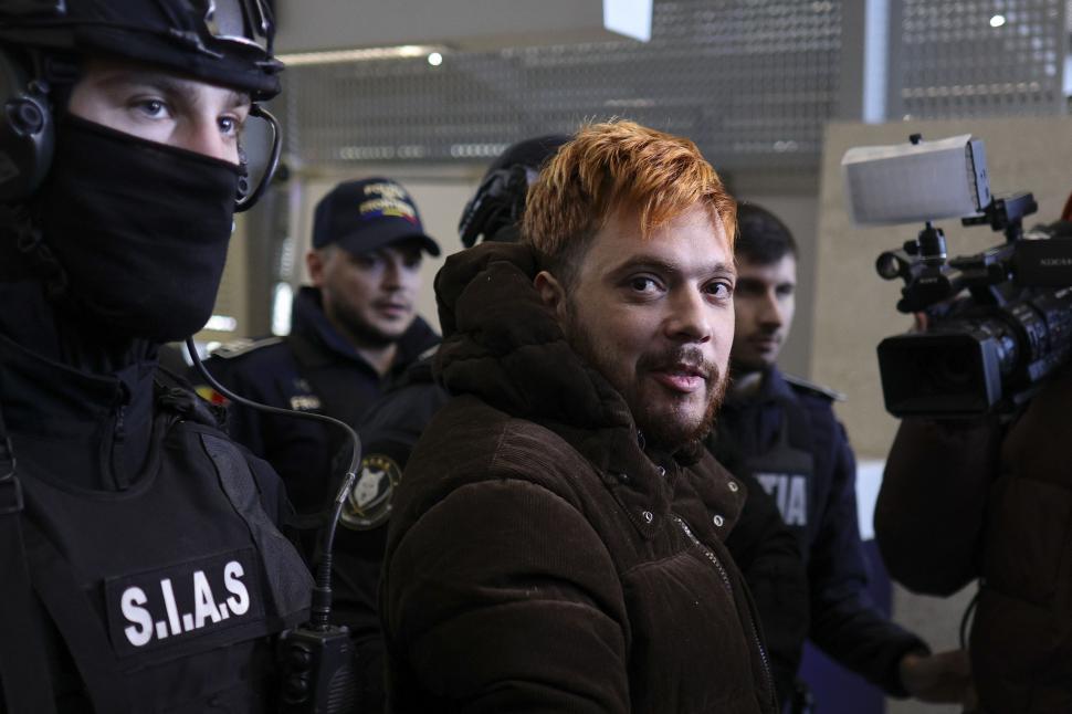 Teroristul Mohamed Amra a fost extrădat în Franța. Acesta a fost escortat la aeroportul Otopeni de trupele speciale 954308