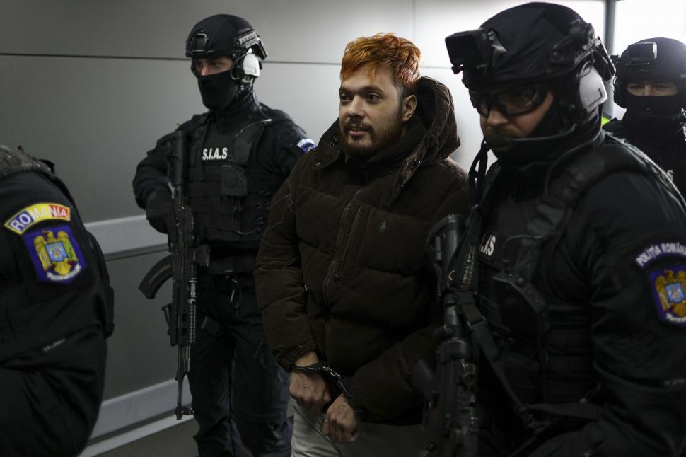 Teroristul Mohamed Amra a fost extrădat în Franța. Acesta a fost escortat la aeroportul Otopeni de trupele speciale 954309