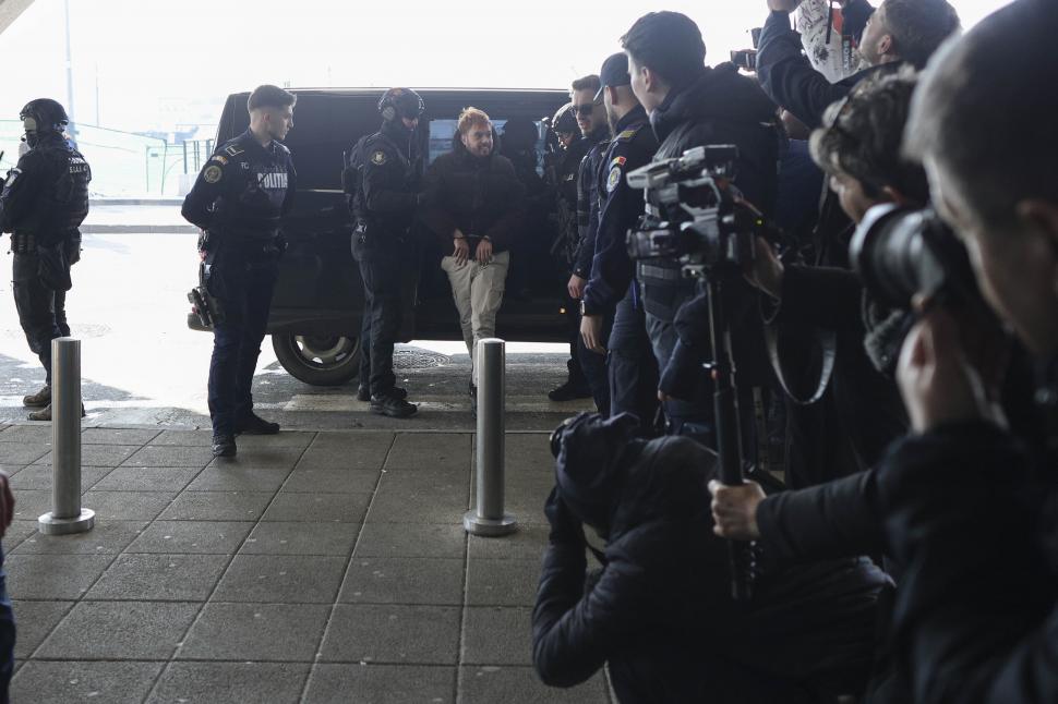 Teroristul Mohamed Amra a fost extrădat în Franța. Acesta a fost escortat la aeroportul Otopeni de trupele speciale 954311