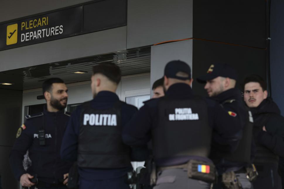 Teroristul Mohamed Amra a fost extrădat în Franța. Acesta a fost escortat la aeroportul Otopeni de trupele speciale 954312