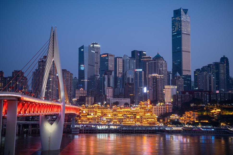 „Un Hong Kong pe steroizi”. Orașul din China în care trenurile traversează blocurile, aproape necunoscut în lume  954190