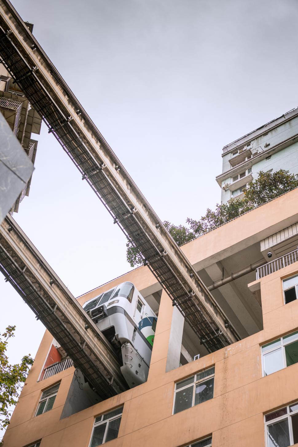 „Un Hong Kong pe steroizi”. Orașul din China în care trenurile traversează blocurile, aproape necunoscut în lume  954192