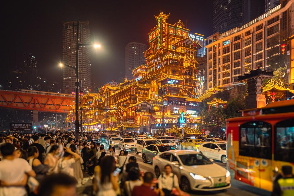 „Un Hong Kong pe steroizi”. Orașul din China în care trenurile traversează blocurile, aproape necunoscut în lume  954198