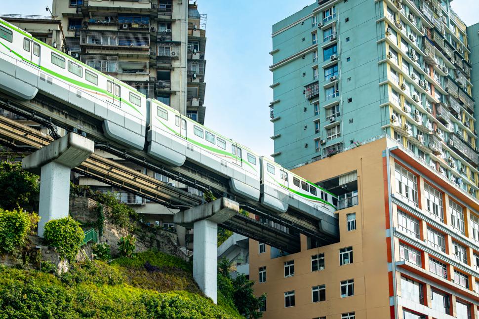 „Un Hong Kong pe steroizi”. Orașul din China în care trenurile traversează blocurile, aproape necunoscut în lume  954205