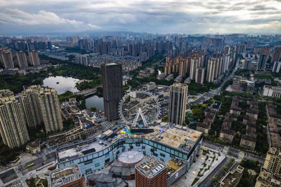 „Un Hong Kong pe steroizi”. Orașul din China în care trenurile traversează blocurile, aproape necunoscut în lume  954206