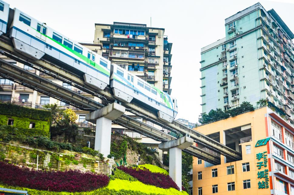 „Un Hong Kong pe steroizi”. Orașul din China în care trenurile traversează blocurile, aproape necunoscut în lume  954223