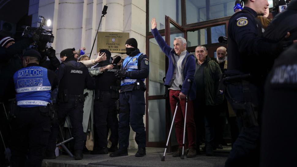 Călin Georgescu a făcut salutul nazist la ieșirea de la Parchet. Tocmai fusese acuzat de promovarea fascismului 954594