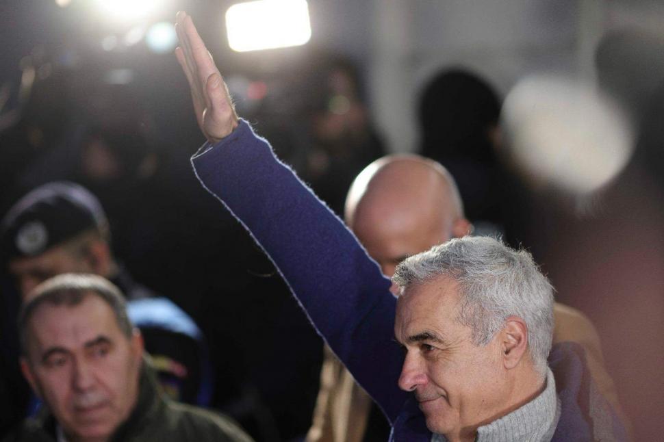 Călin Georgescu a făcut salutul nazist la ieșirea de la Parchet. Tocmai fusese acuzat de promovarea fascismului 954605
