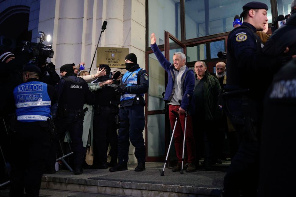 Călin Georgescu a făcut salutul nazist la ieșirea de la Parchet. Tocmai fusese acuzat de promovarea fascismului 954607