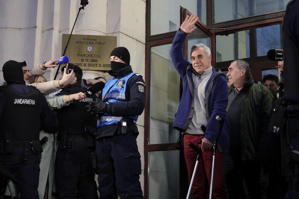 Călin Georgescu a făcut salutul nazist la ieșirea de la Parchet. Tocmai fusese acuzat de promovarea fascismului 954608