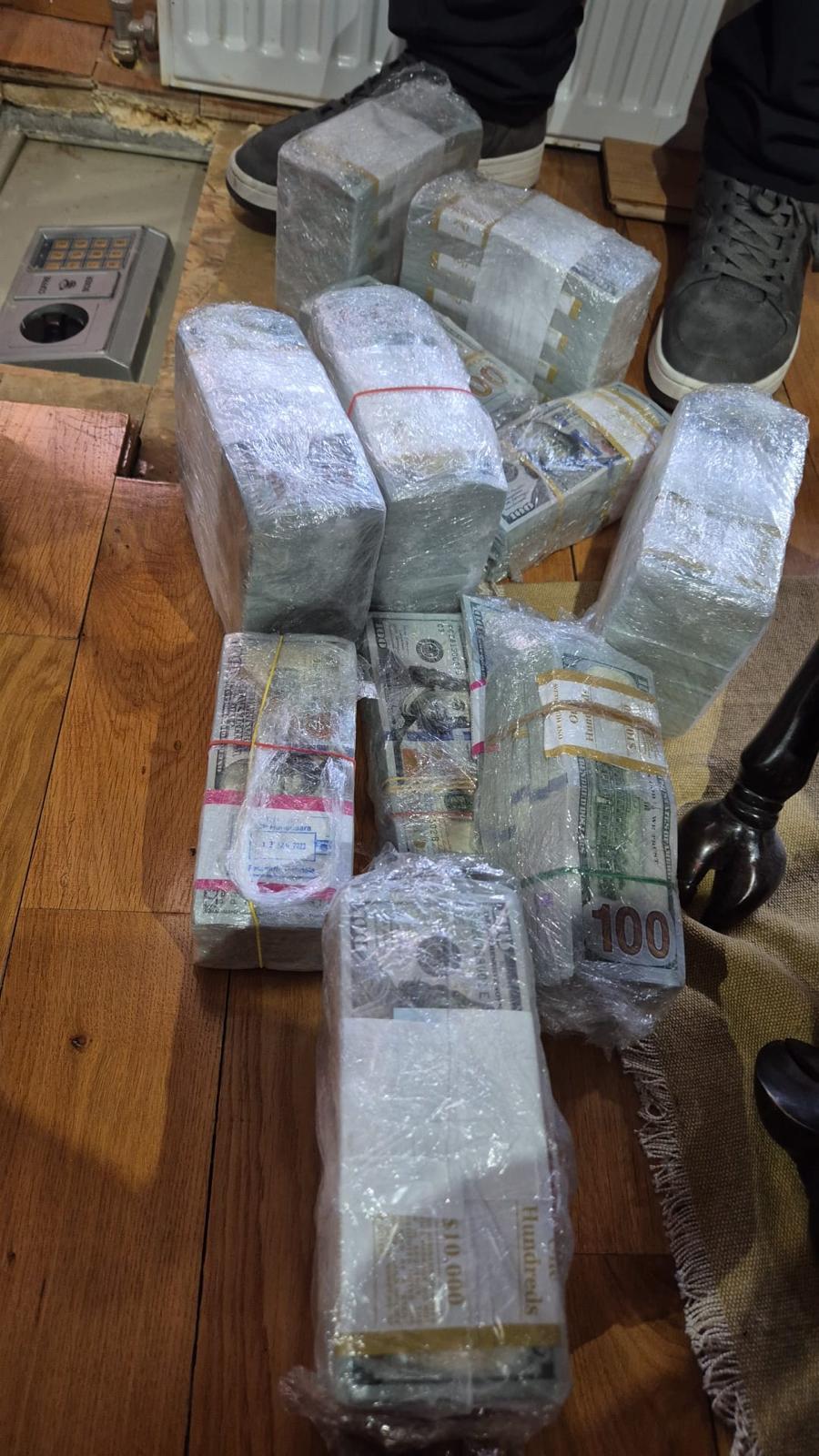 Potra avea lingouri de aur și 3 milioane de dolari în seiful ascuns în podea. Imagini cu arsenalul găsit: arme, grenade și explozibili 954455