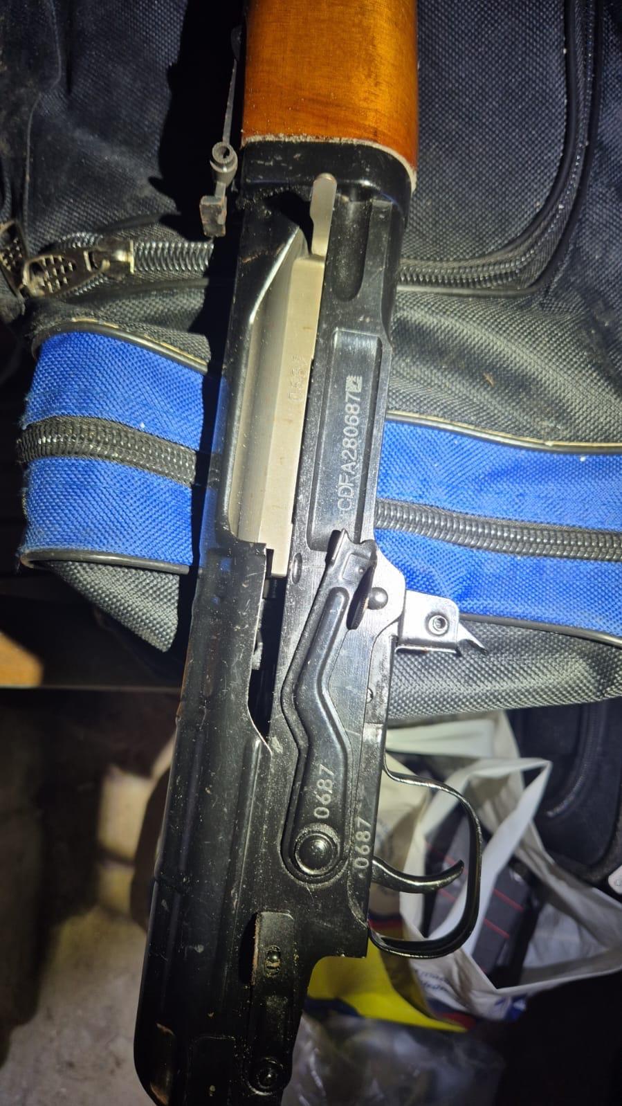 Potra avea lingouri de aur și 3 milioane de dolari în seiful ascuns în podea. Imagini cu arsenalul găsit: arme, grenade și explozibili 954478