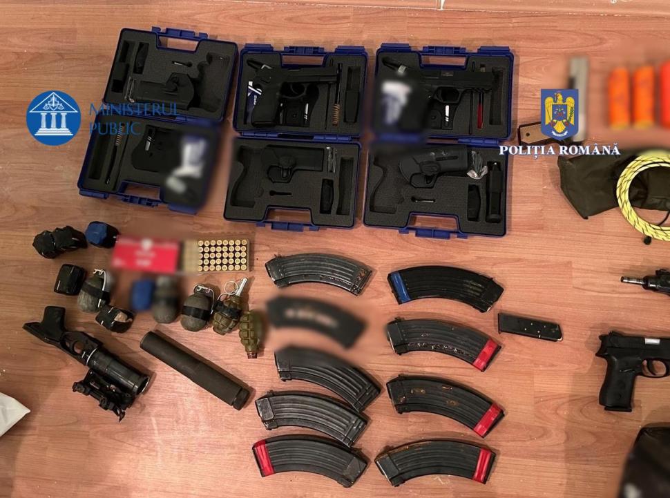 Potra avea lingouri de aur și 3 milioane de dolari în seiful ascuns în podea. Imagini cu arsenalul găsit: arme, grenade și explozibili 954498
