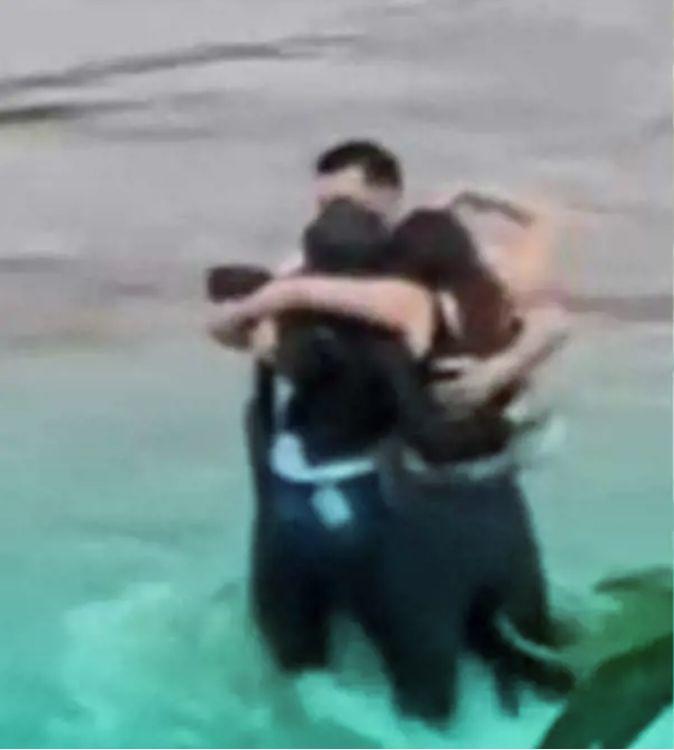 Răsturnare de situaţie în cazul tinerilor români luaţi de ape în Italia: Au stat șase minute în așteptare la telefon, cu muzică 954421