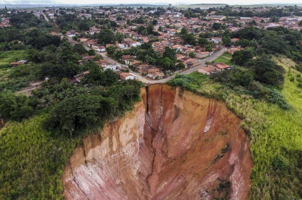 Panică și stare de urgență din cauza unui crater uriaș care amenință să „înghită” un oraș cu 55.000 de oameni. Ce este "voçoroca" 954706