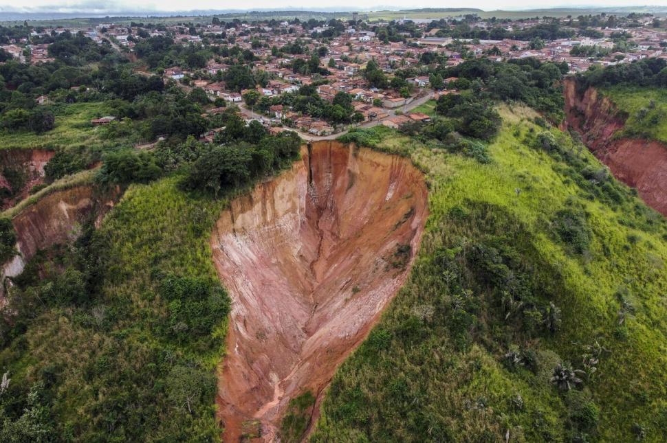 Panică și stare de urgență din cauza unui crater uriaș care amenință să „înghită” un oraș cu 55.000 de oameni. Ce este "voçoroca" 954708