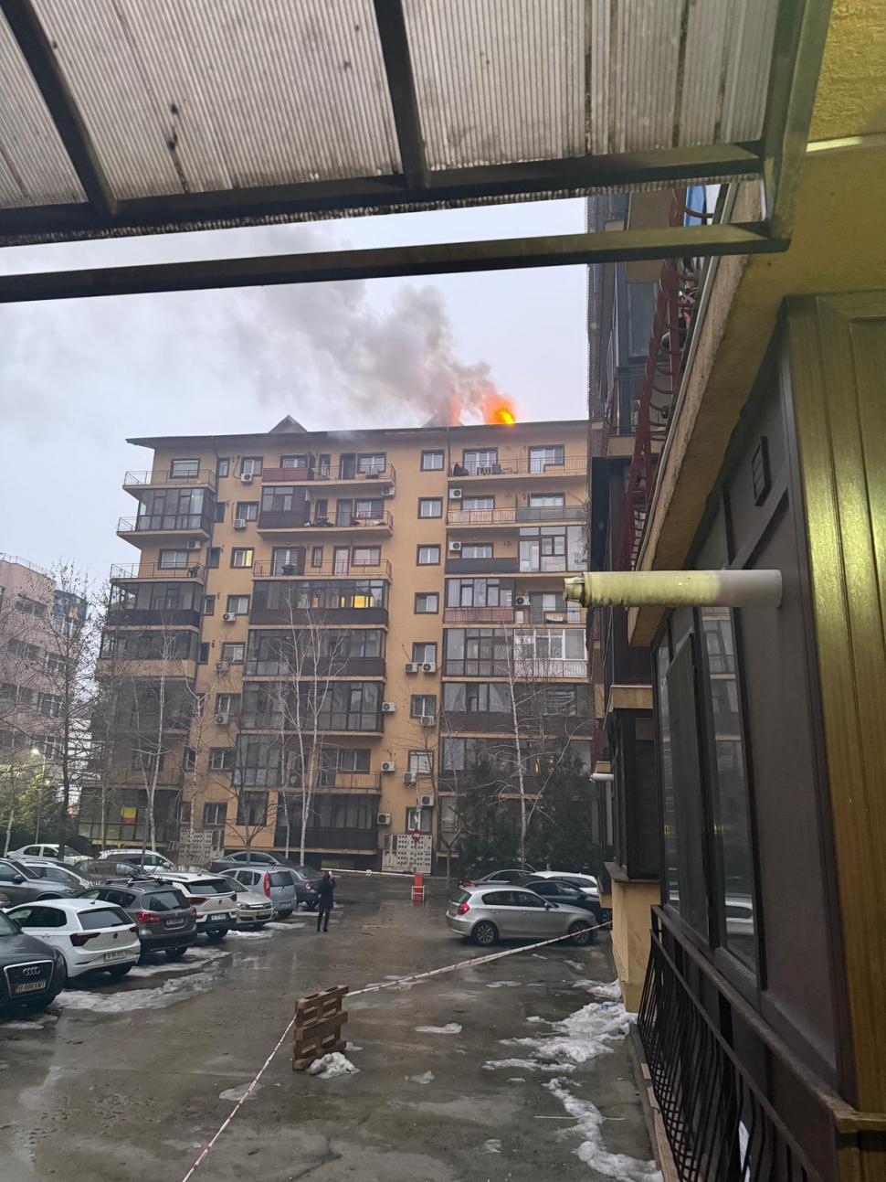 Incendiu puternic la un bloc cu opt etaje dintr-un complex rezidențial din cartierul Militari, lângă București 954891