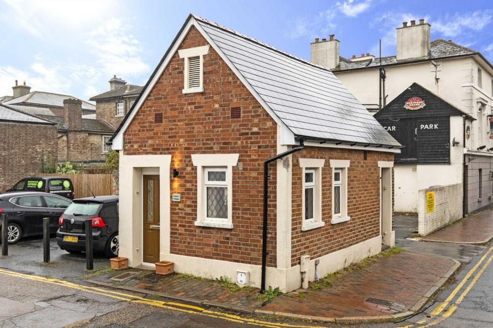 O fostă toaletă publică a fost transformată în locuință „de lux” și se vinde cu o sumă surprinzătoare. Cum arată în interior 954973