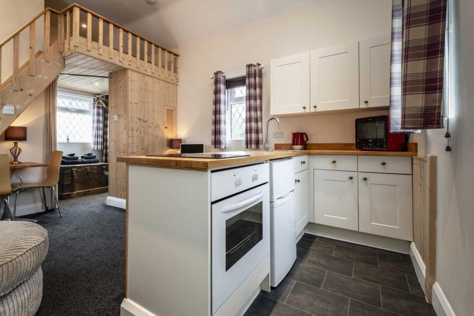 O fostă toaletă publică a fost transformată în locuință „de lux” și se vinde cu o sumă surprinzătoare. Cum arată în interior 954974