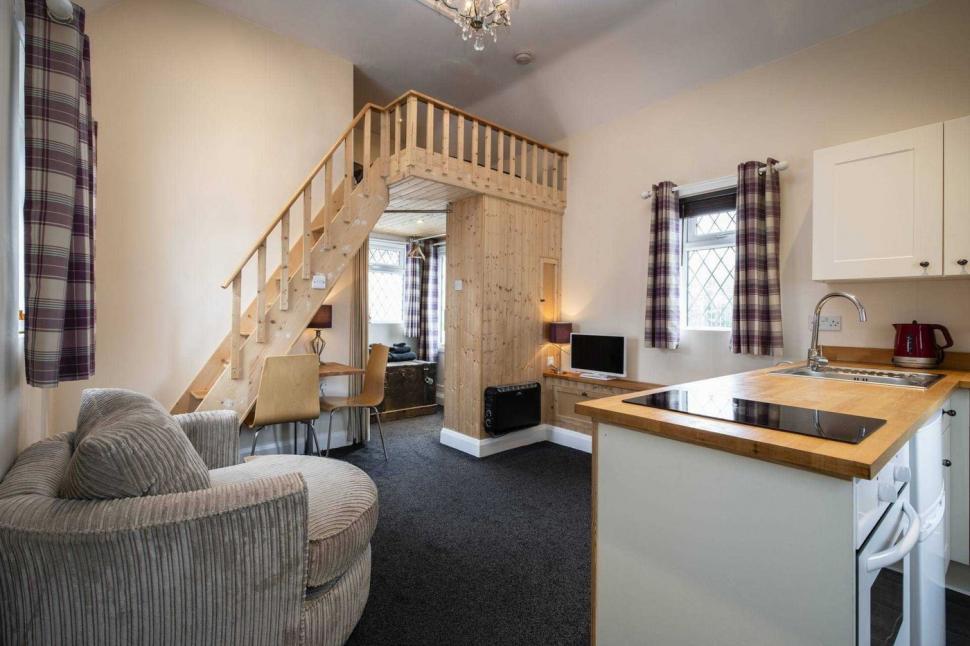 O fostă toaletă publică a fost transformată în locuință „de lux” și se vinde cu o sumă surprinzătoare. Cum arată în interior 954975