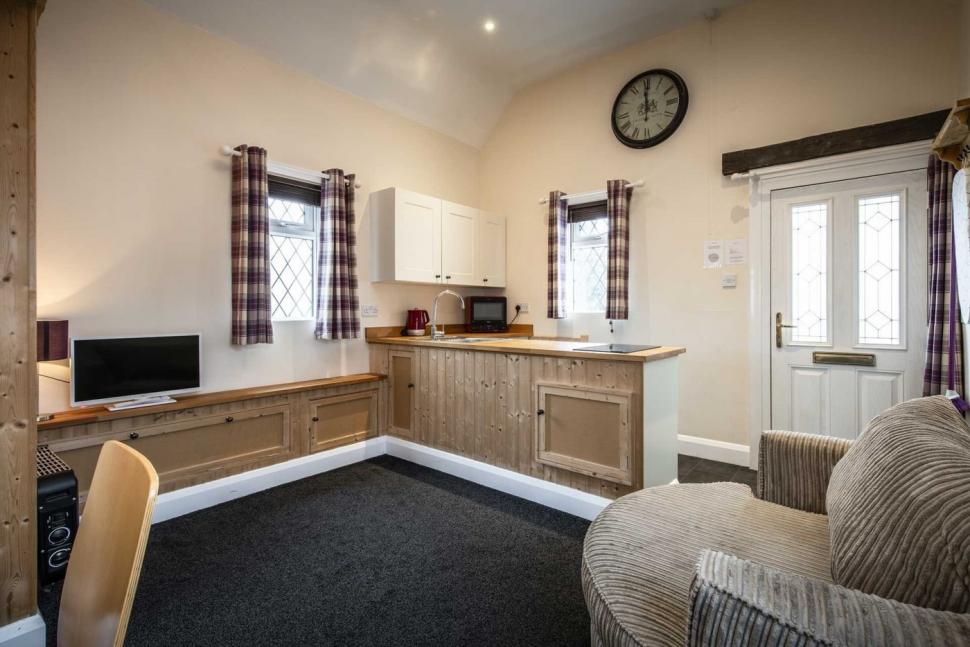 O fostă toaletă publică a fost transformată în locuință „de lux” și se vinde cu o sumă surprinzătoare. Cum arată în interior 954976