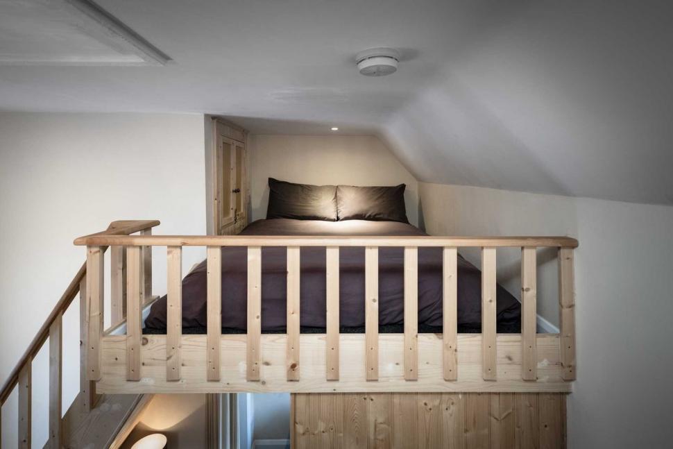 O fostă toaletă publică a fost transformată în locuință „de lux” și se vinde cu o sumă surprinzătoare. Cum arată în interior 954977