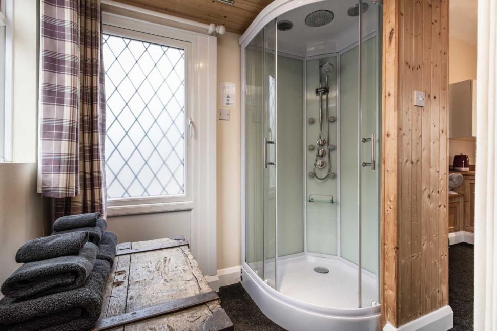 O fostă toaletă publică a fost transformată în locuință „de lux” și se vinde cu o sumă surprinzătoare. Cum arată în interior 954978