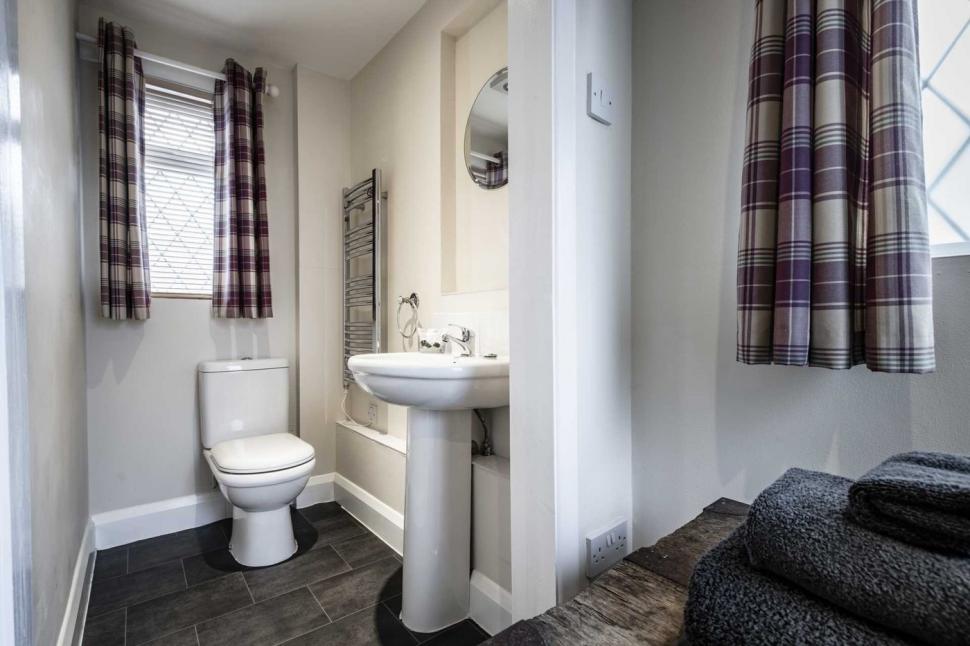 O fostă toaletă publică a fost transformată în locuință „de lux” și se vinde cu o sumă surprinzătoare. Cum arată în interior 954979