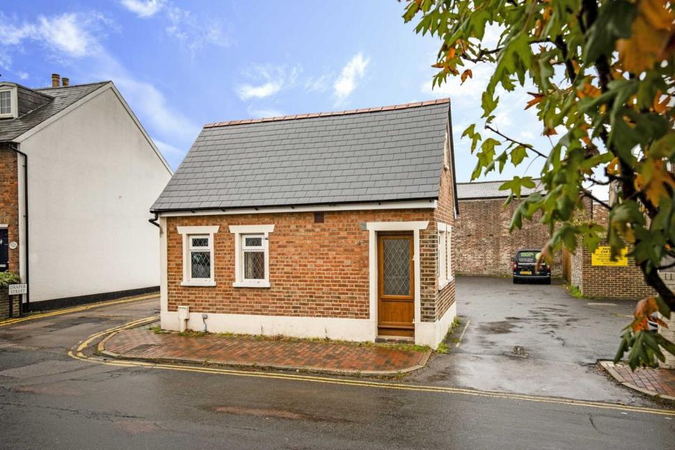 O fostă toaletă publică a fost transformată în locuință „de lux” și se vinde cu o sumă surprinzătoare. Cum arată în interior 954980