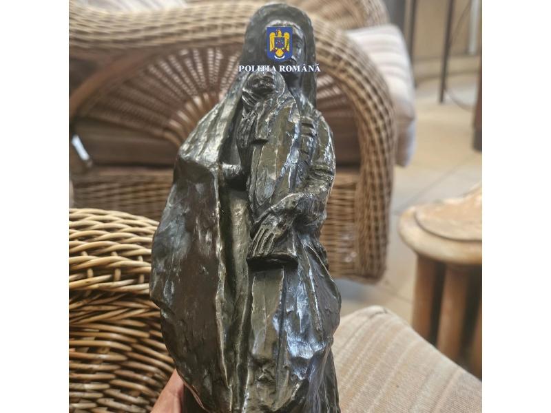 O statuetă de mii de euro, furată din Franţa în 2018, a fost găsită în Constanța. O femeie a scos-o la vânzare 954968