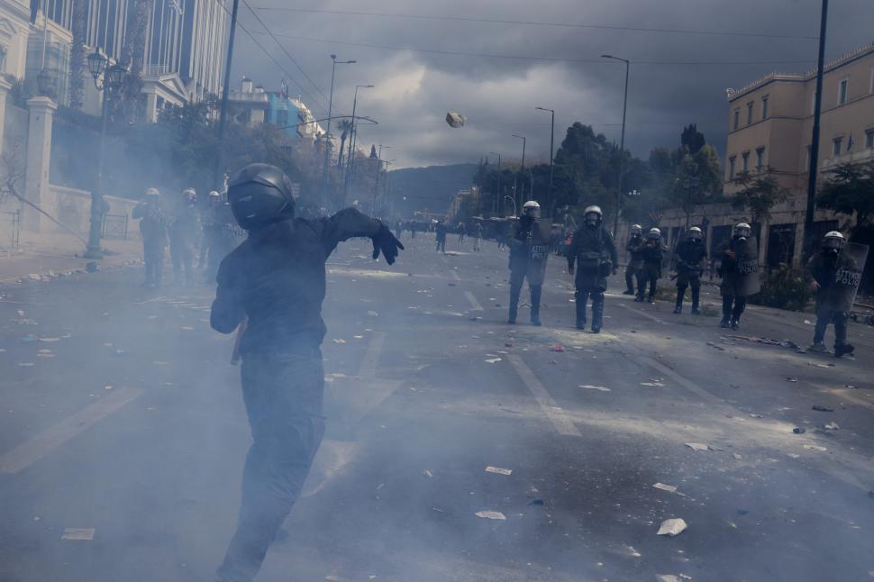 Un protest paşnic a degenerat în Atena. Au fost aruncate cocktail-uri molotov în autorităţi. Polițiștii au tras cu gaze lacrimogene 955045
