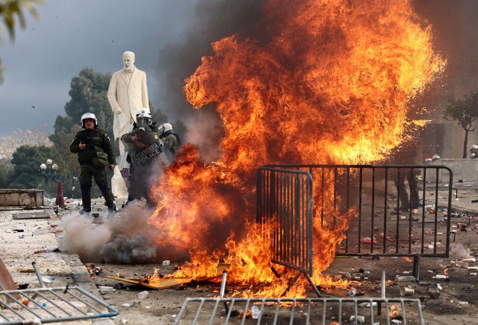 Un protest paşnic a degenerat în Atena. Au fost aruncate cocktail-uri molotov în autorităţi. Polițiștii au tras cu gaze lacrimogene 955046