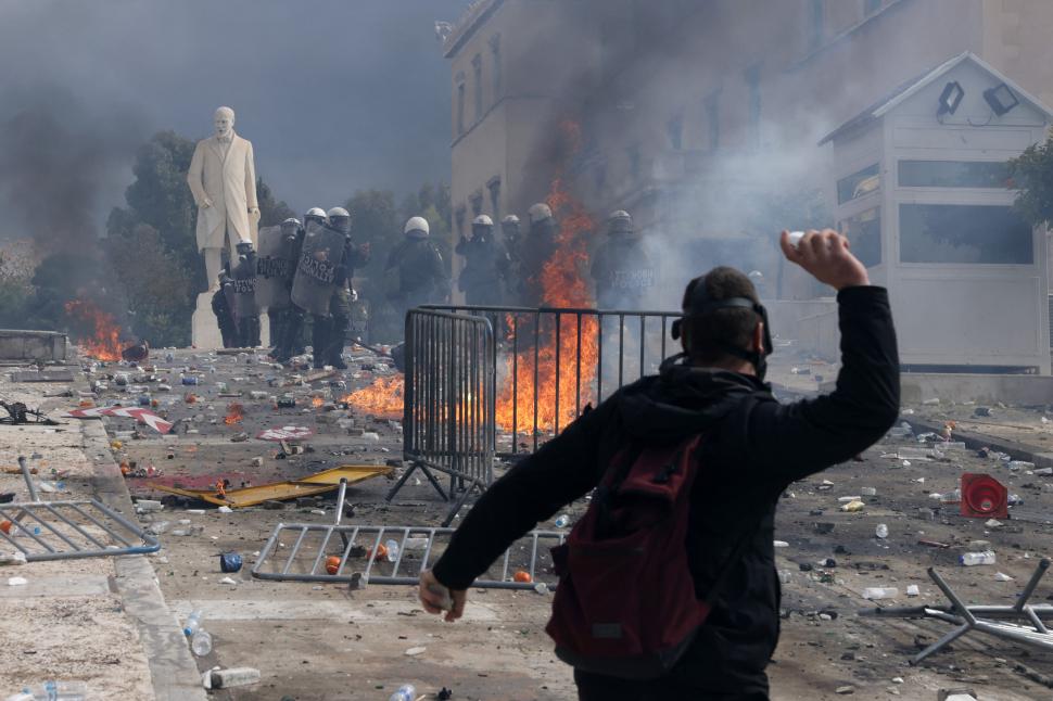 Un protest paşnic a degenerat în Atena. Au fost aruncate cocktail-uri molotov în autorităţi. Polițiștii au tras cu gaze lacrimogene 955047