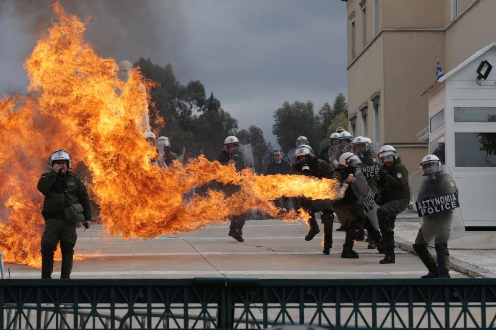 Un protest paşnic a degenerat în Atena. Au fost aruncate cocktail-uri molotov în autorităţi. Polițiștii au tras cu gaze lacrimogene 955048