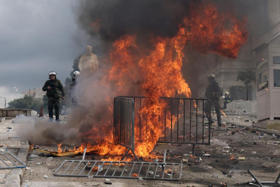 Un protest paşnic a degenerat în Atena. Au fost aruncate cocktail-uri molotov în autorităţi. Polițiștii au tras cu gaze lacrimogene 955049