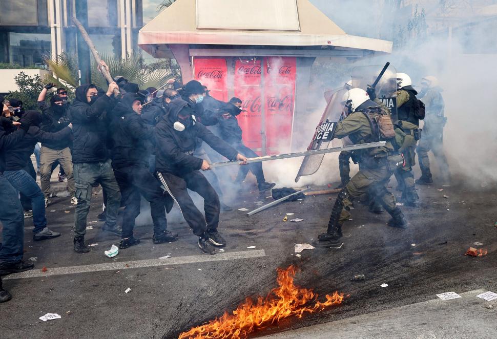 Un protest paşnic a degenerat în Atena. Au fost aruncate cocktail-uri molotov în autorităţi. Polițiștii au tras cu gaze lacrimogene 955051