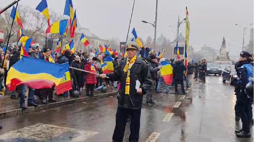 Călin Georgescu şi George Simion, împreună la protestul din Piața Victoriei. Susţinătorii lor au aruncat cu lăzi de pâine în jandarmi 955167