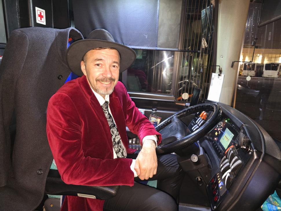 Cum a ajuns cel mai celebru șofer de autobuz din România pe TikTok. „Toate acele clipuri cu vibe-ul de dimineaţă, de la ora 04:00” 954734