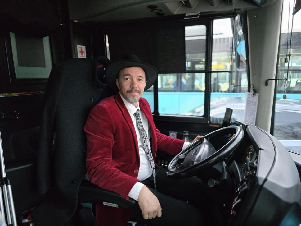 Cum a ajuns cel mai celebru șofer de autobuz din România pe TikTok. „Toate acele clipuri cu vibe-ul de dimineaţă, de la ora 04:00” 954735