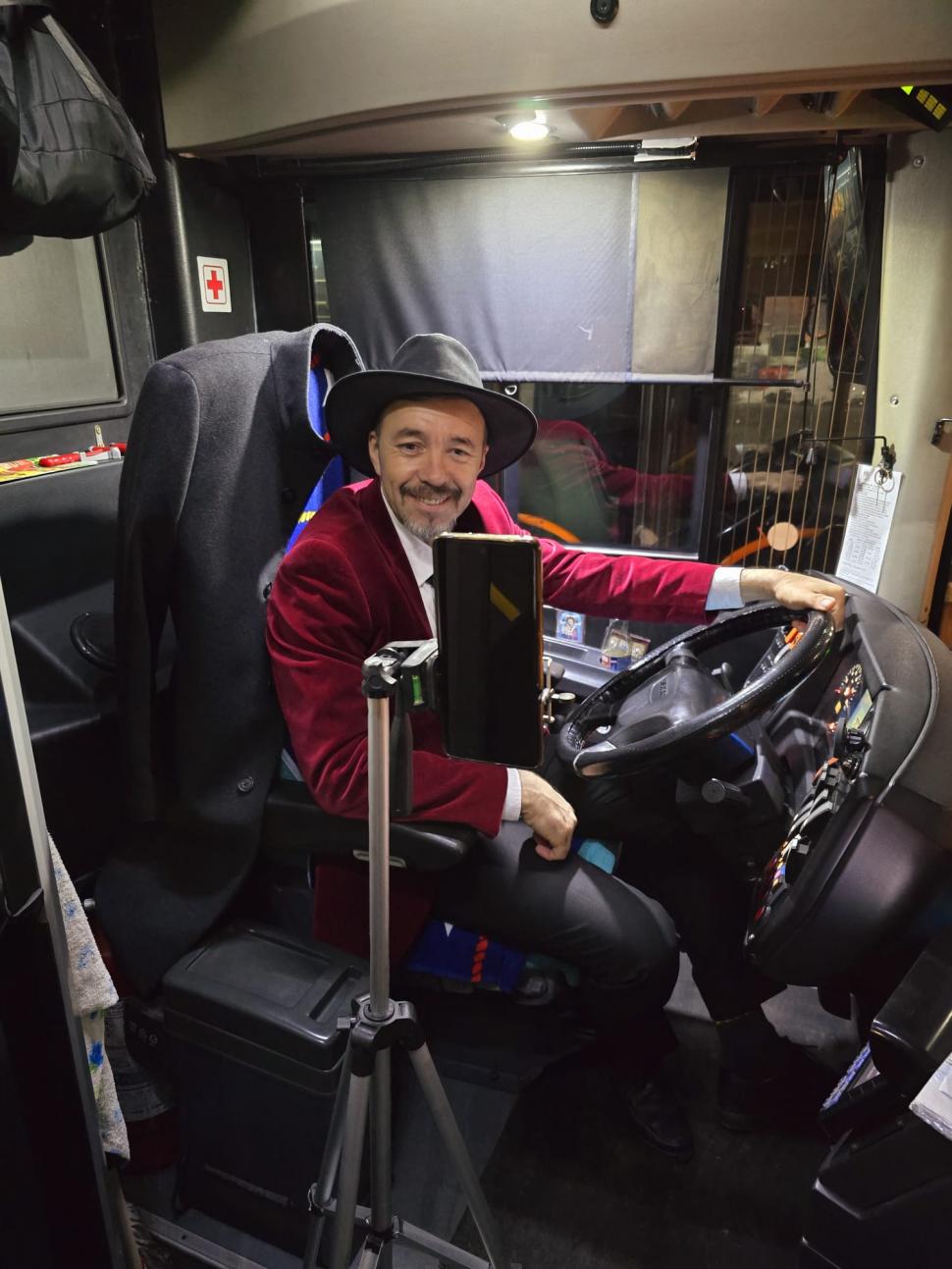 Cum a ajuns cel mai celebru șofer de autobuz din România pe TikTok. „Toate acele clipuri cu vibe-ul de dimineaţă, de la ora 04:00” 954748