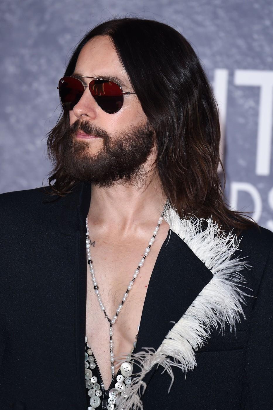 Apariții bizare la BRIT Awards 2025. Printre ele, femeia cu cap de cal și paltonul din jucării de plus 955449