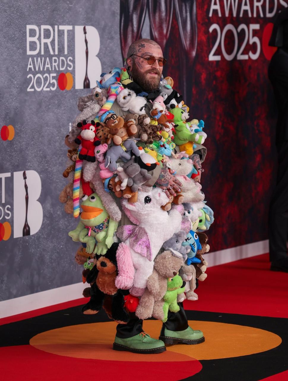 Apariții bizare la BRIT Awards 2025. Printre ele, femeia cu cap de cal și paltonul din jucării de plus 955451